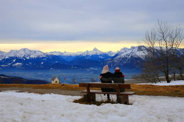 Dos Amigos Están Sentados Banco Mirando Paisaje —  Fotos de Stock