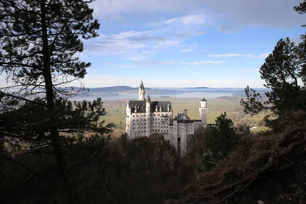 Château Neuschwanstein Situé Sur Une Colline Accidentée Dessus Village Hohenschwangau — Photo