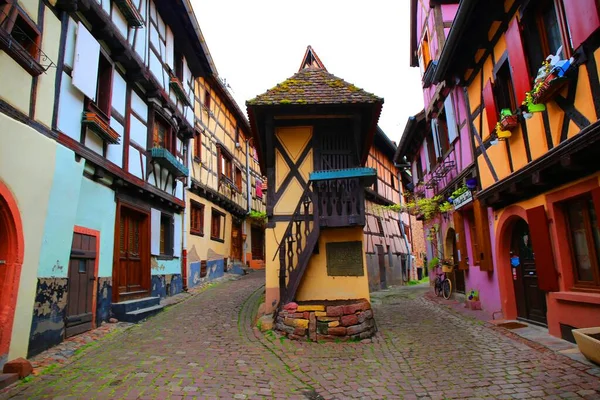 Fransa 'nın Alsace kentindeki tarihi ortaçağ köyü Eguisheim