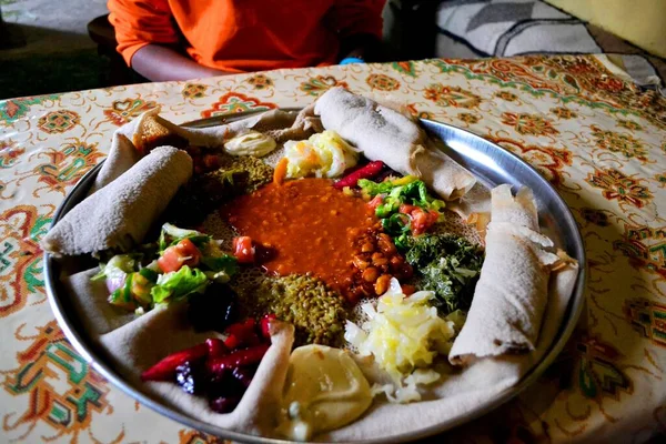 Injera - geleneksel Etiyopya yemeği, Lalibela, Etiyopya