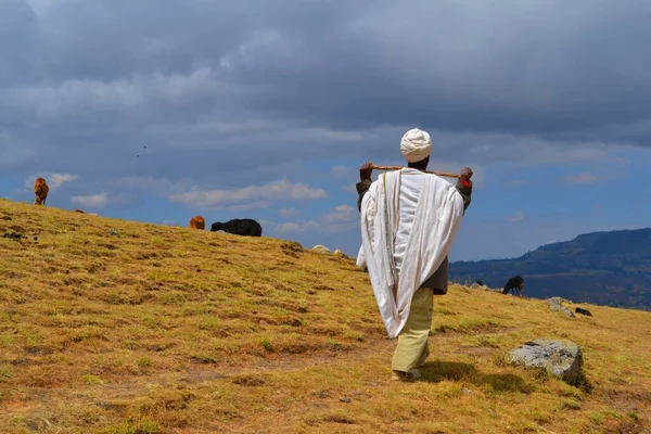 Hombre Vestido Con Una Túnica Blanca Tradicional Camina Por Las — Foto de Stock