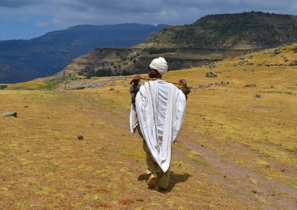 Hombre Vestido Con Una Túnica Blanca Tradicional Camina Por Las — Foto de Stock