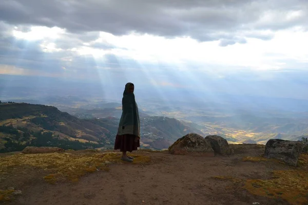 Chica Las Montañas Atardecer Etiopía — Foto de Stock