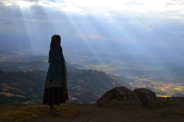 Lány Hegyekben Naplementekor Etiópia — Stock Fotó