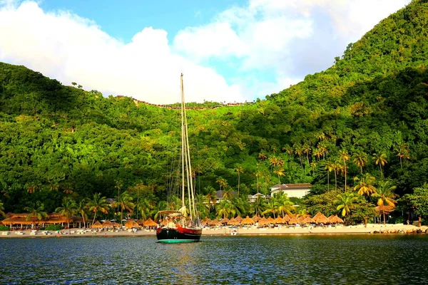 Baía Tropical Verde Exuberante Bonita Com Barco Soufriere Santa Lúcia — Fotografia de Stock