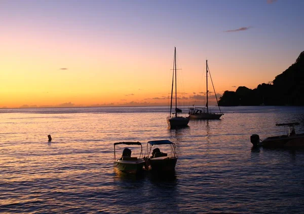 Güzel gün batımı ve Soufriere 'deki Gros Piton manzarası, Saint Lucia Adası, Karayipler