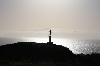 Çocuklar gün batımında uçurtmalarla oynuyor