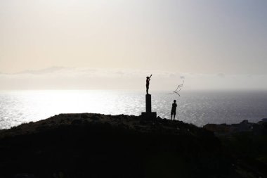 Çocuklar gün batımında uçurtmalarla oynuyor