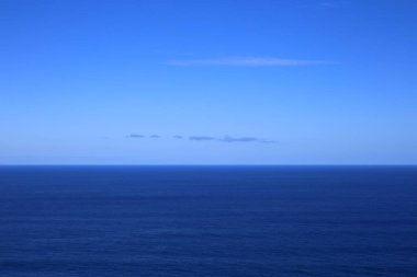 Deniz ve gökyüzü arasındaki ufuk.
