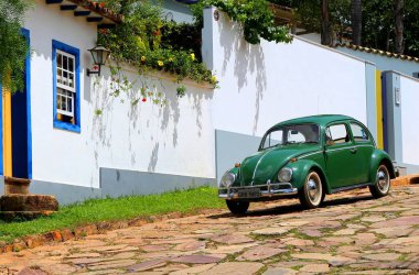 Sömürge şehri Tiradentes 'te antika bir araba.