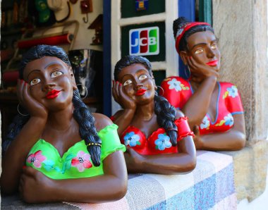 Koloni kasabası Ouro Preto, Minas Gerias 'taki bir dükkanda oyuncak bebekler