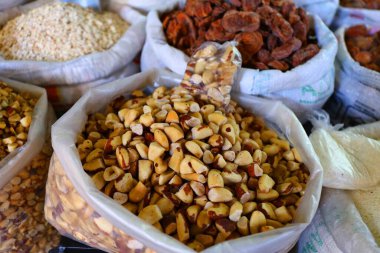 Bolivya 'daki meyve pazarındaki kadın.