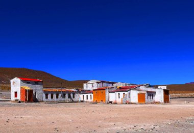 Bolivya çölünde Laguna Hedionda 'nın yanındaki Rustik Otel.