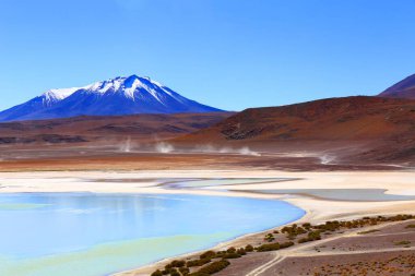 Bolivya çölünde Laguna Hedionda 'nın yanındaki Rustik Otel.