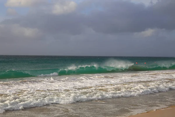 Όμορφα Διάφανα Γαλαζοπράσινα Κύματα Στο Νησί Sal Πράσινο Ακρωτήριο — Φωτογραφία Αρχείου