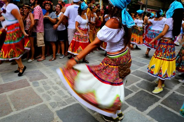 Sokaktaki Maracatu dansçıları, Karnaval sırasında gösteri yapıyorlar.