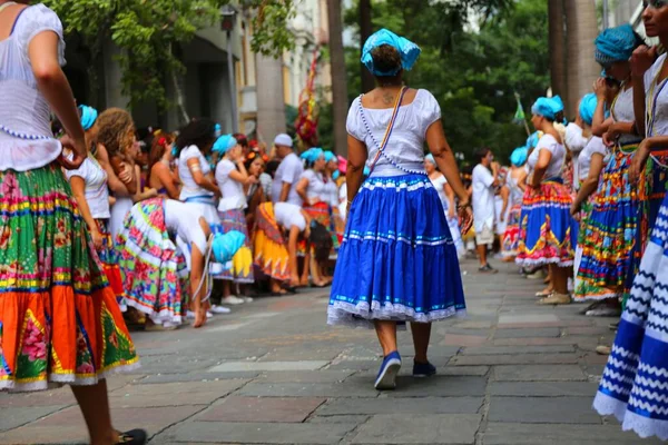 Sokaktaki Maracatu Dansçıları Karnaval Sırasında Gösteri Yapıyorlar — Stok fotoğraf