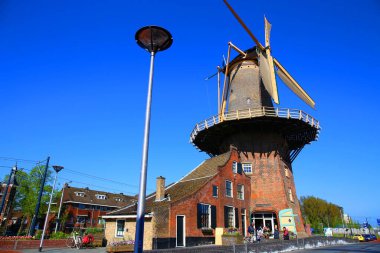 Delft 'te güzel yel değirmeni ve mavi gökyüzü