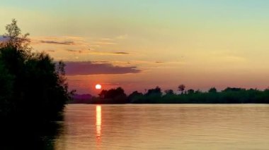 Güzel altın gün batımı tarlaların ve nehrin üzerinde 