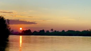 Güzel altın gün batımı tarlaların ve nehrin üzerinde 