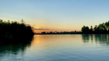 Güzel altın gün batımı tarlaların ve nehrin üzerinde 