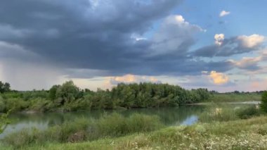 Güzel altın gün batımı tarlaların ve nehrin üzerinde 