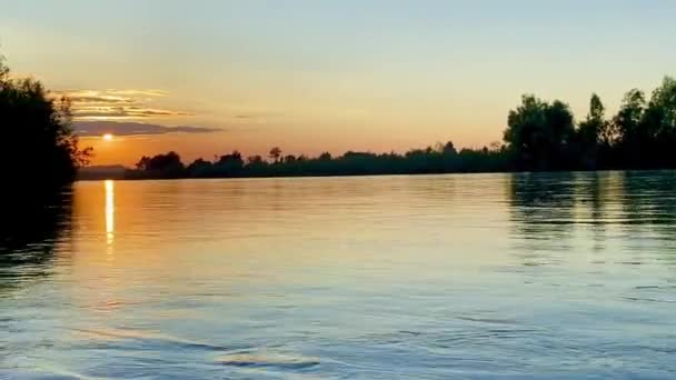 美丽的金色落日笼罩着田野和河流 — 图库视频影像