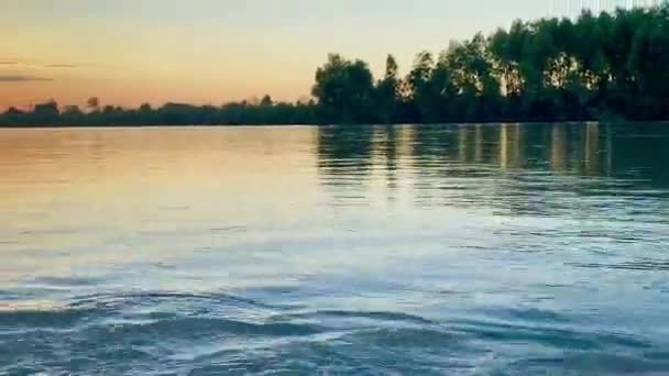 Прекрасний Золотий Захід Сонця Над Полями Річкою — стокове відео