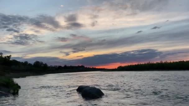 Υπέροχο Πορτοκαλί Ηλιοβασίλεμα Πάνω Από Τον Παρθένο Ποταμό Στην Αγνή — Αρχείο Βίντεο