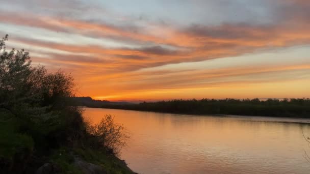 Saf Doğada Değmemiş Nehrin Üzerinde Muhteşem Turuncu Gün Batımı — Stok video