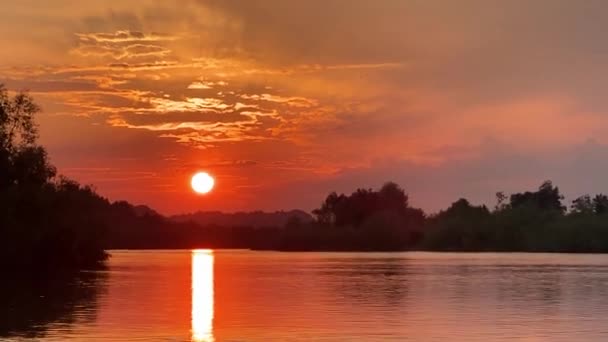 Splendido Tramonto Arancione Sul Fiume Incontaminato Nella Natura Pura — Video Stock