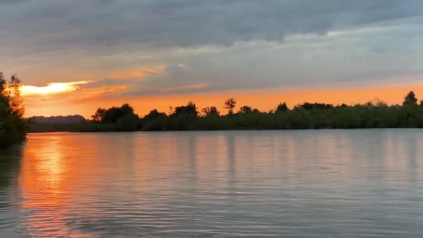 Splendido Tramonto Arancione Sul Fiume Incontaminato Nella Natura Pura — Video Stock