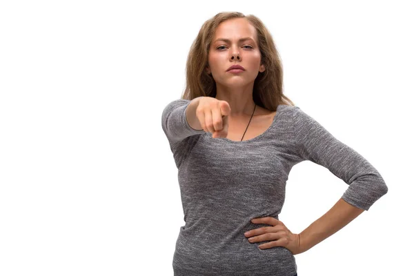 Beyaz arka plan üzerinde kameraya dönük güzel kızgın kadın portresi