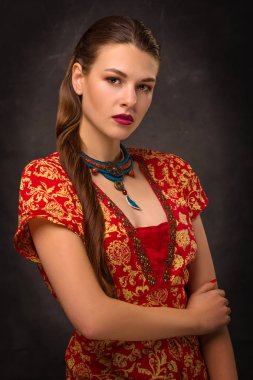 Güzel kadın esmer modeli el yapımı aksesuarlar moda takı kolye.