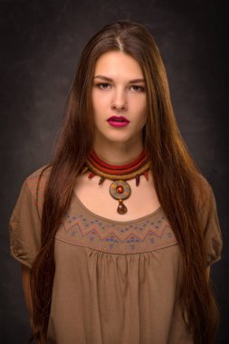 Güzel kadın esmer modeli el yapımı aksesuarlar moda takı kolye.