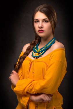 Güzel kadın esmer modeli el yapımı aksesuarlar moda takı kolye.