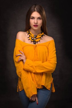 Güzel kadın esmer modeli el yapımı aksesuarlar moda takı kolye.