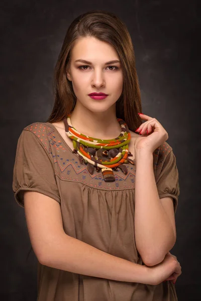 Schöne weibliche Brünette Modell in handgefertigten Accessoires Mode Schmuck Halskette. — Stockfoto