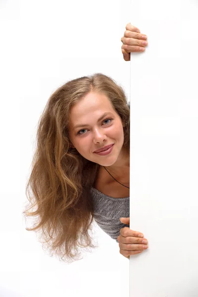 Jonge lachende vrouw met leeg bord, houden handen op poster — Stockfoto