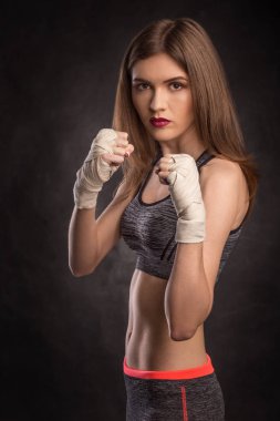 Stand mücadelede genç ve zinde kadın savaşçı