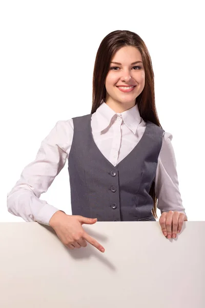 Joven mujer sonriente señalando en el tablero en blanco —  Fotos de Stock
