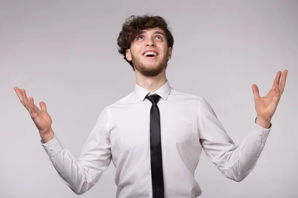 Retrato de un joven con expresión facial emocional admirada Imagen de archivo