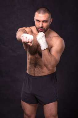 Genç kas boks avcı eğitim başladı. Kick boks mücadele bir egzersiz yapma.