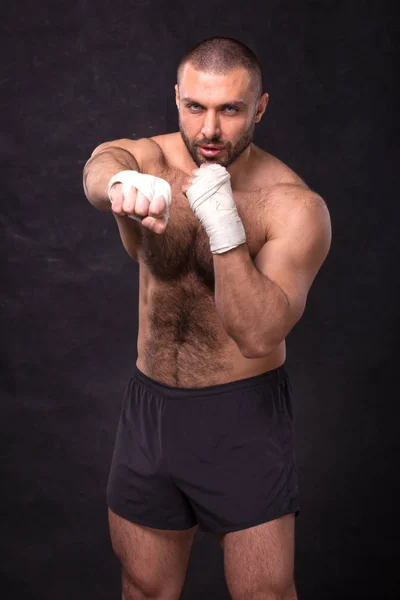 Genç kas boks avcı eğitim başladı. Kick boks mücadele bir egzersiz yapma.