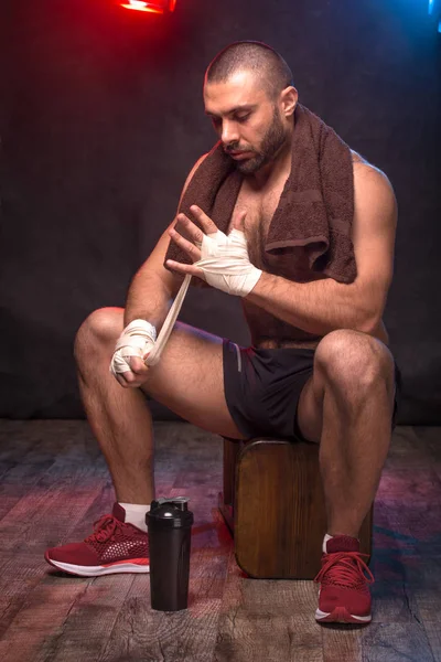 Un boxeur qui scotche ses mains. Athlète se préparant au combat . — Photo
