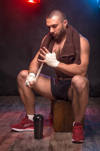 Hombre boxeador atando sus manos. Atleta preparándose para la lucha . Fotos de stock libres de derechos