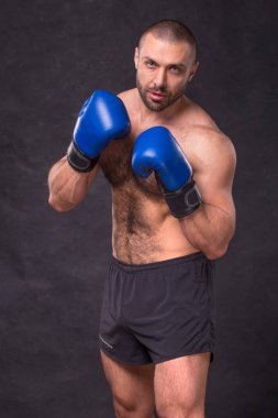 Genç kas kickboks savaşçı pratik başladı. Tekme boksör mücadele için bir egzersiz yapmak. Sağlıklı bir yaşam tarzı kavramı.