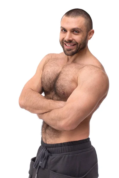 Homem muscular sorridente em estúdio fitness modelo de estilo de vida de saúde com corpo em topless com braços cruzados dobrados — Fotografia de Stock