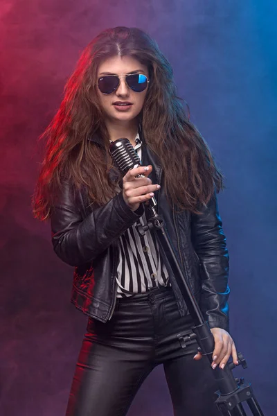 Ekspresyjny Rock Star styl dziewczyna śpiewa ze starym mikrofonem, Lifestyle Concept — Zdjęcie stockowe