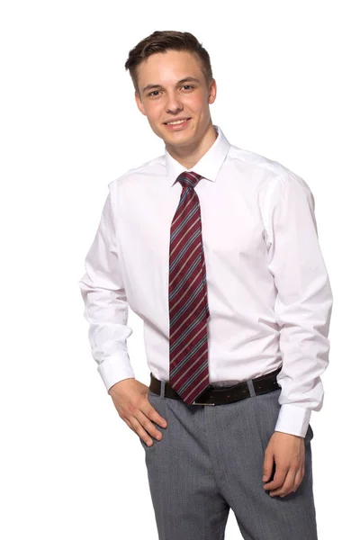 Yakışıklı kendinden emin genç adam ayakta ve beyaz bir gömlek beyaz izole gülümseyen.